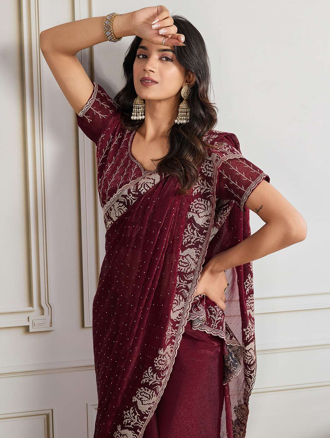 women solid with work embroidered saree with blouse - 22073987 - Standard Image - 4