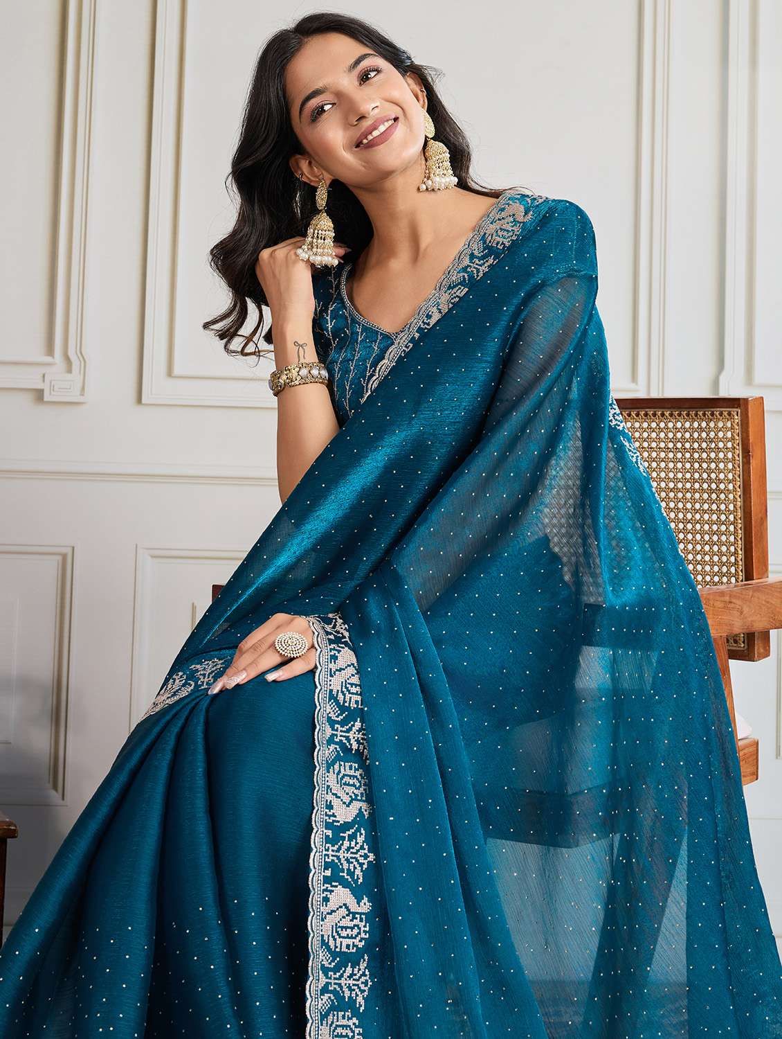 women solid with work embroidered saree with blouse - 22073988 - Standard Image - 4