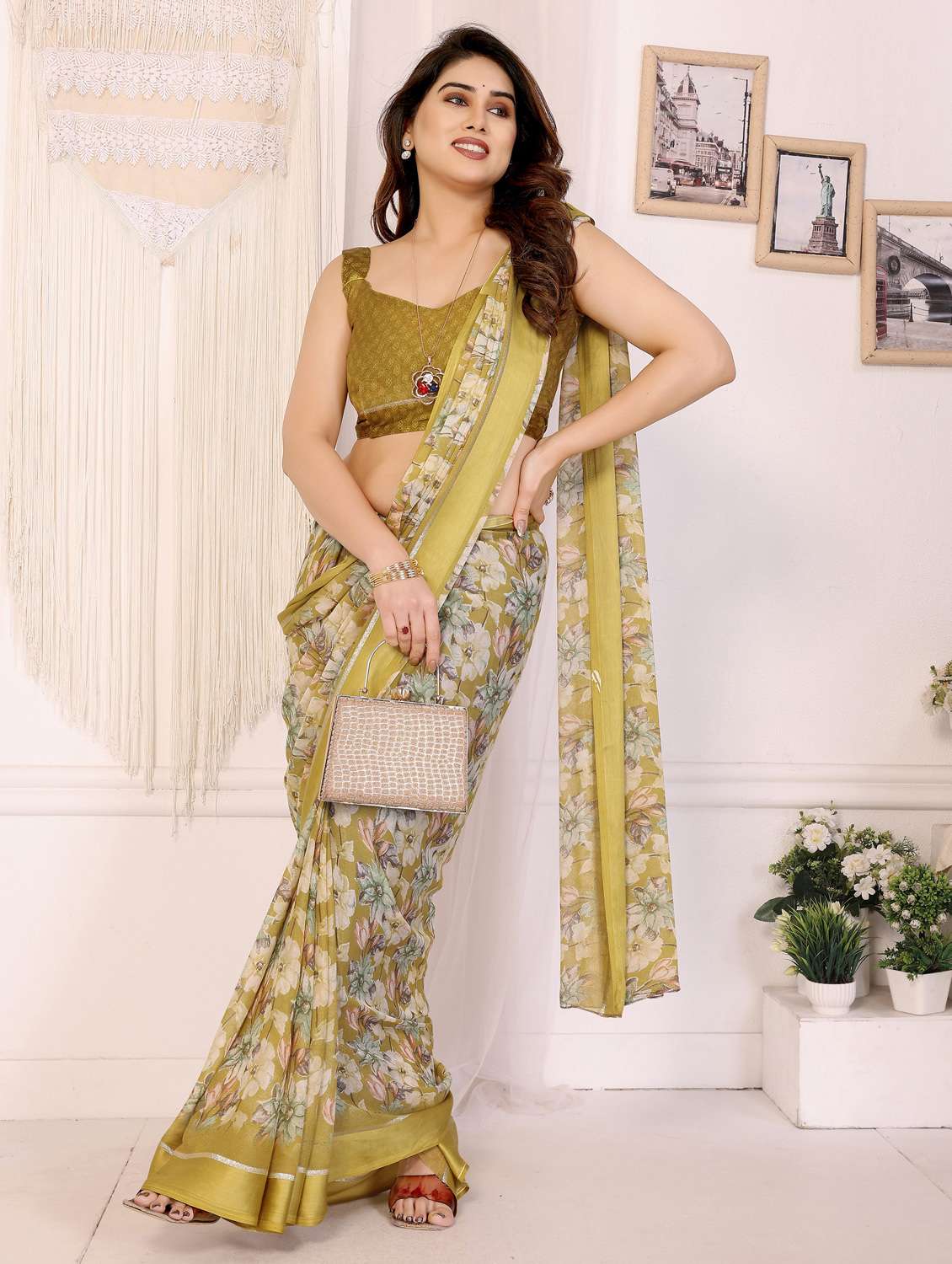 women floral printed saree with blouse - 22074123 - Standard Image - 1