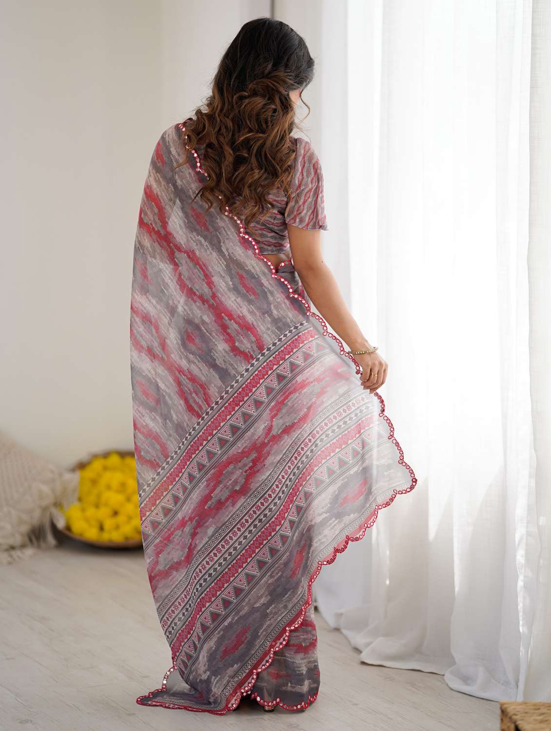 women printed casual wear saree with blouse - 22074124 - Standard Image - 4