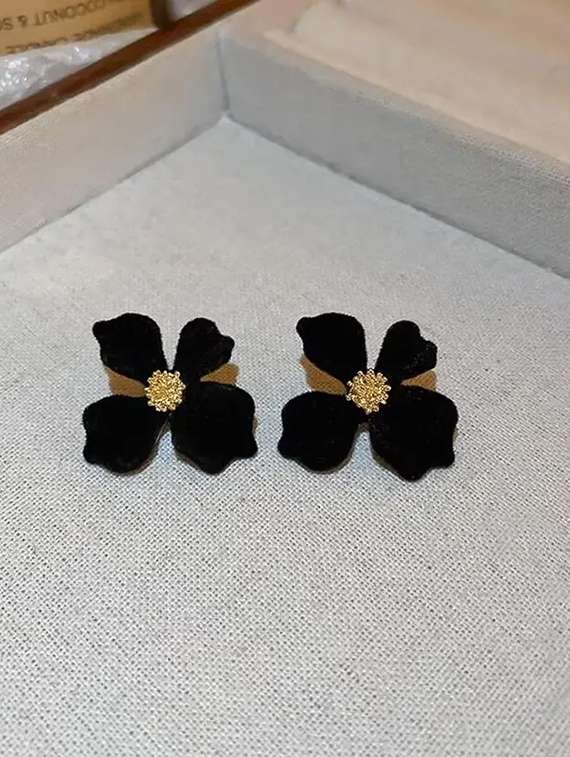 women black flower stud earring - 22074171 -  Standard Image - 1