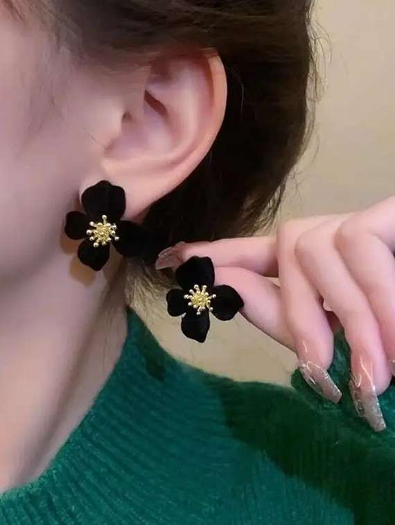 women black alloy flower shape stud earring - 22074177 -  Standard Image - 1