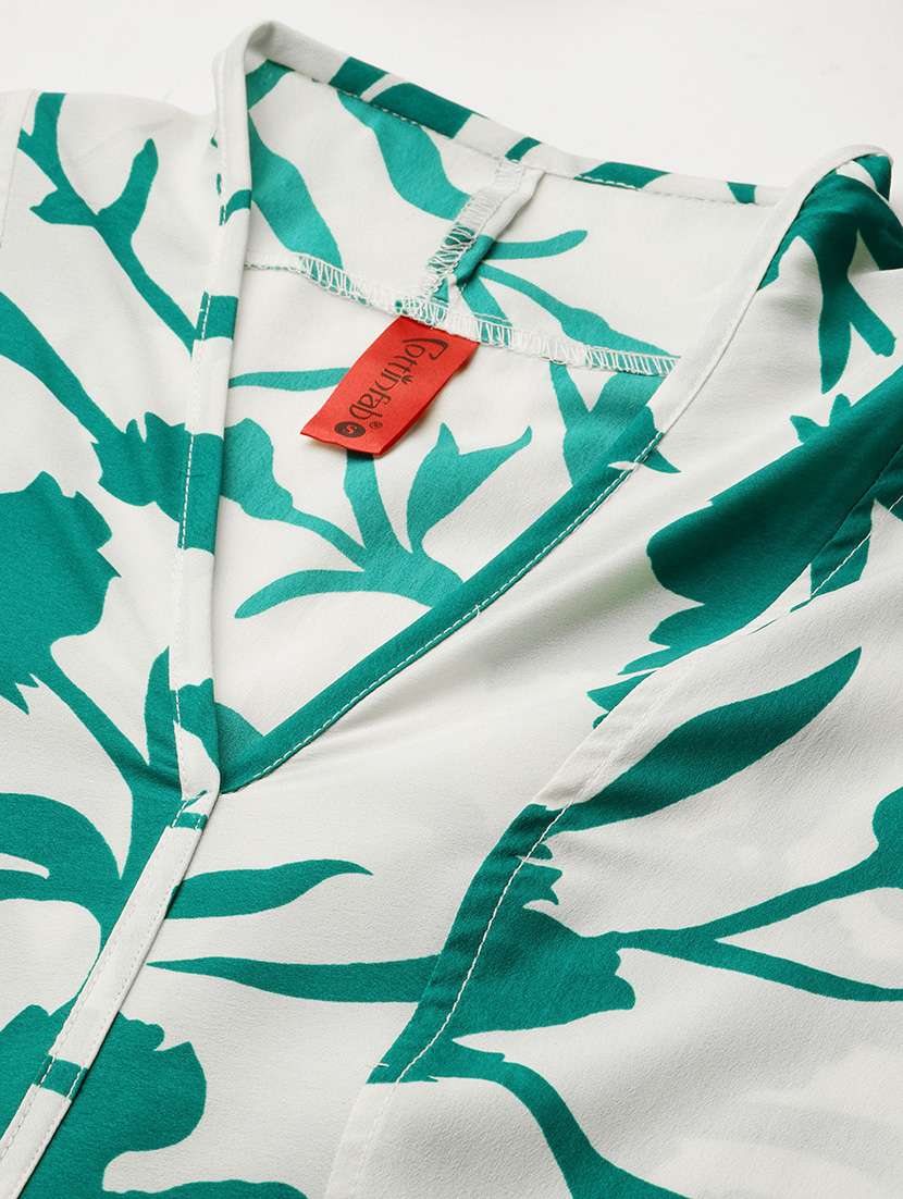 floral print notch neck crepe top - 22074687 - Standard Image - 4
