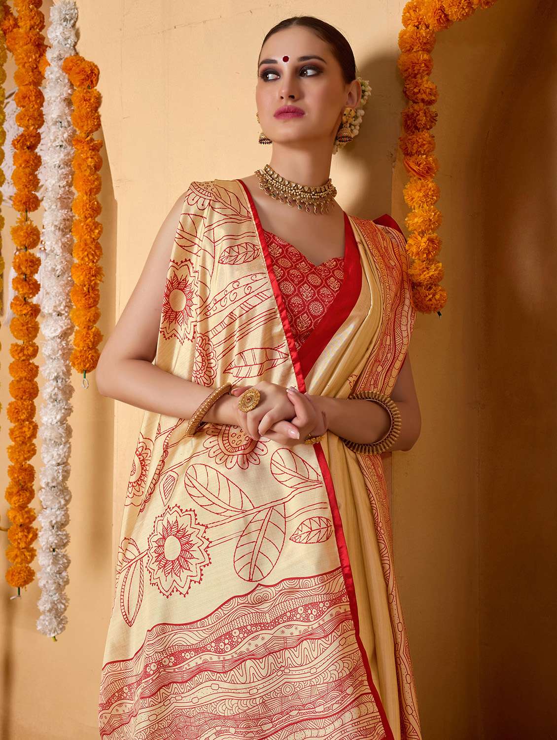 women printed casual wear saree with blouse - 22078187 - Standard Image - 4