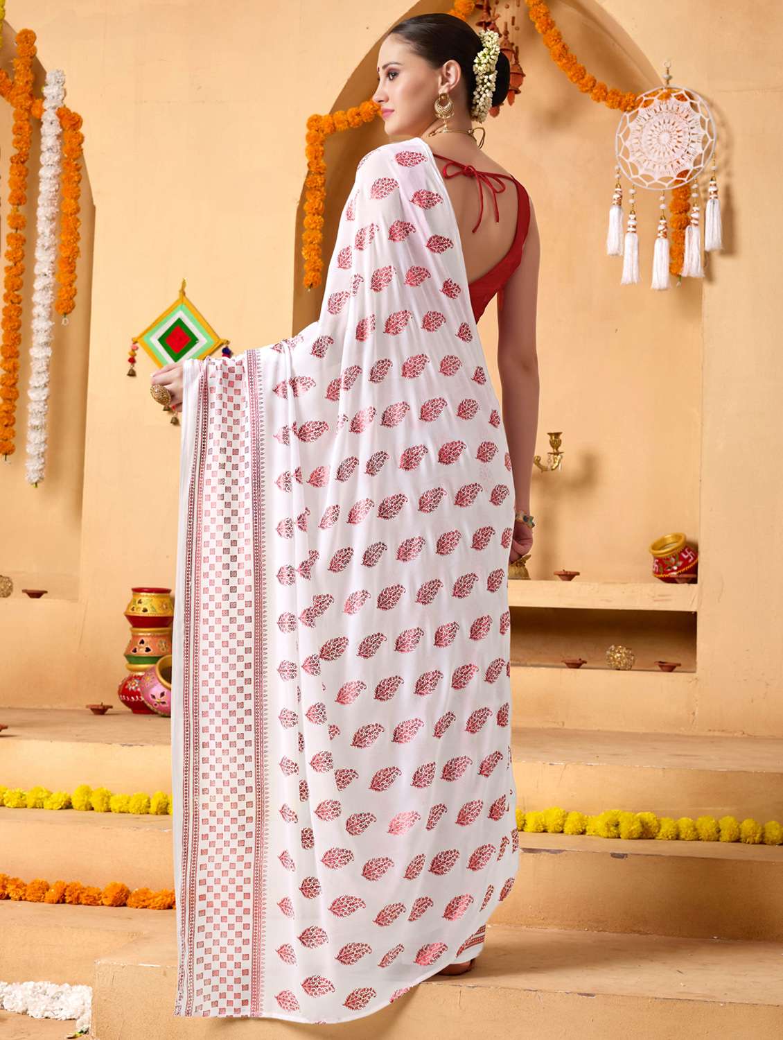 women printed casual wear saree with blouse - 22078210 - Standard Image - 4