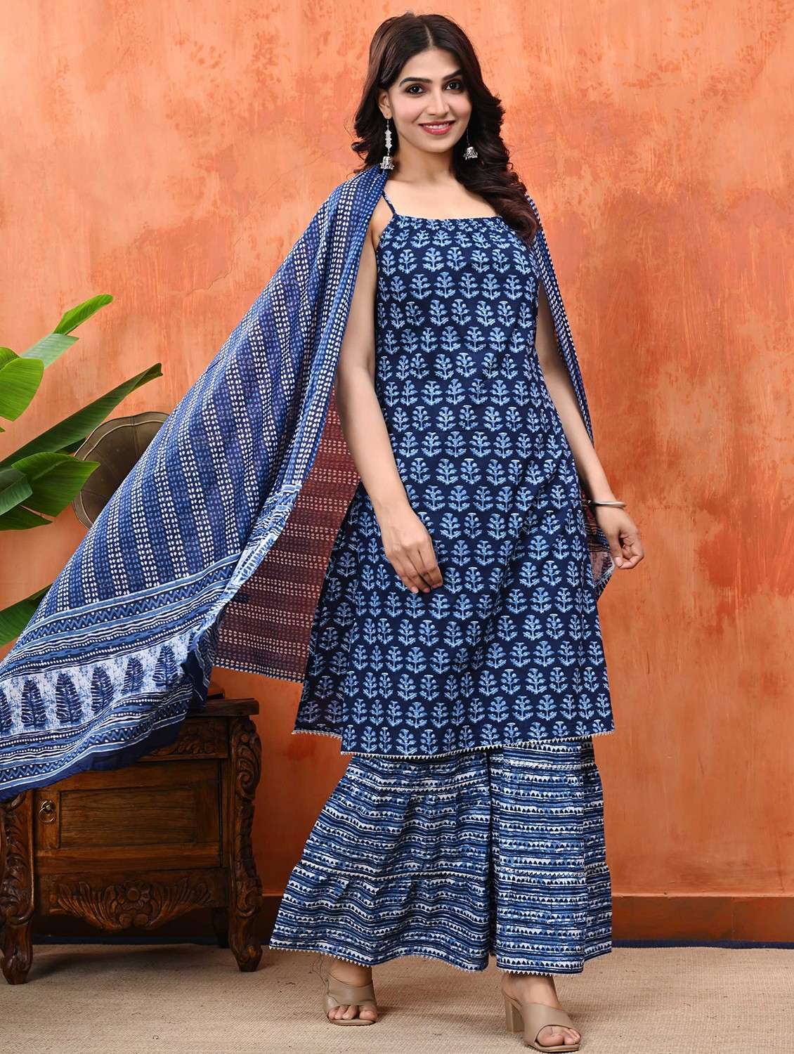 women printed shoulder strap kurta sharara with dupatta set - 22078385 -  Standard Image - 4