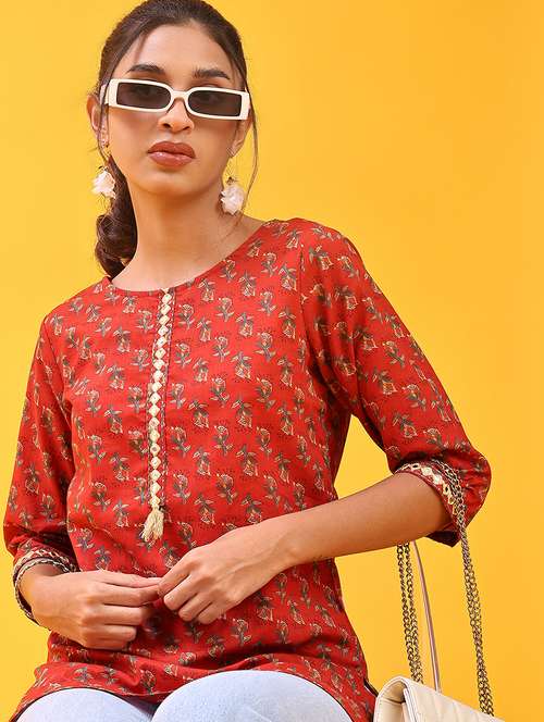 Women Floral Printed Three Quarter Sleeve Straight Kurti