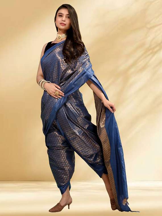 women self design bordered saree with blouse