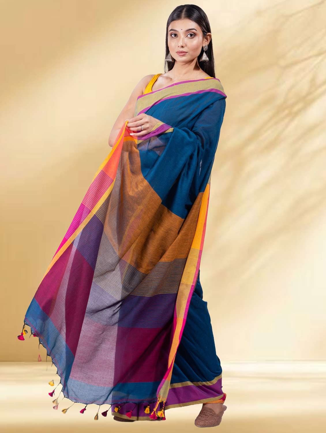 women solid with bordered handloom saree with blouse - 22079308 - Standard Image - 1