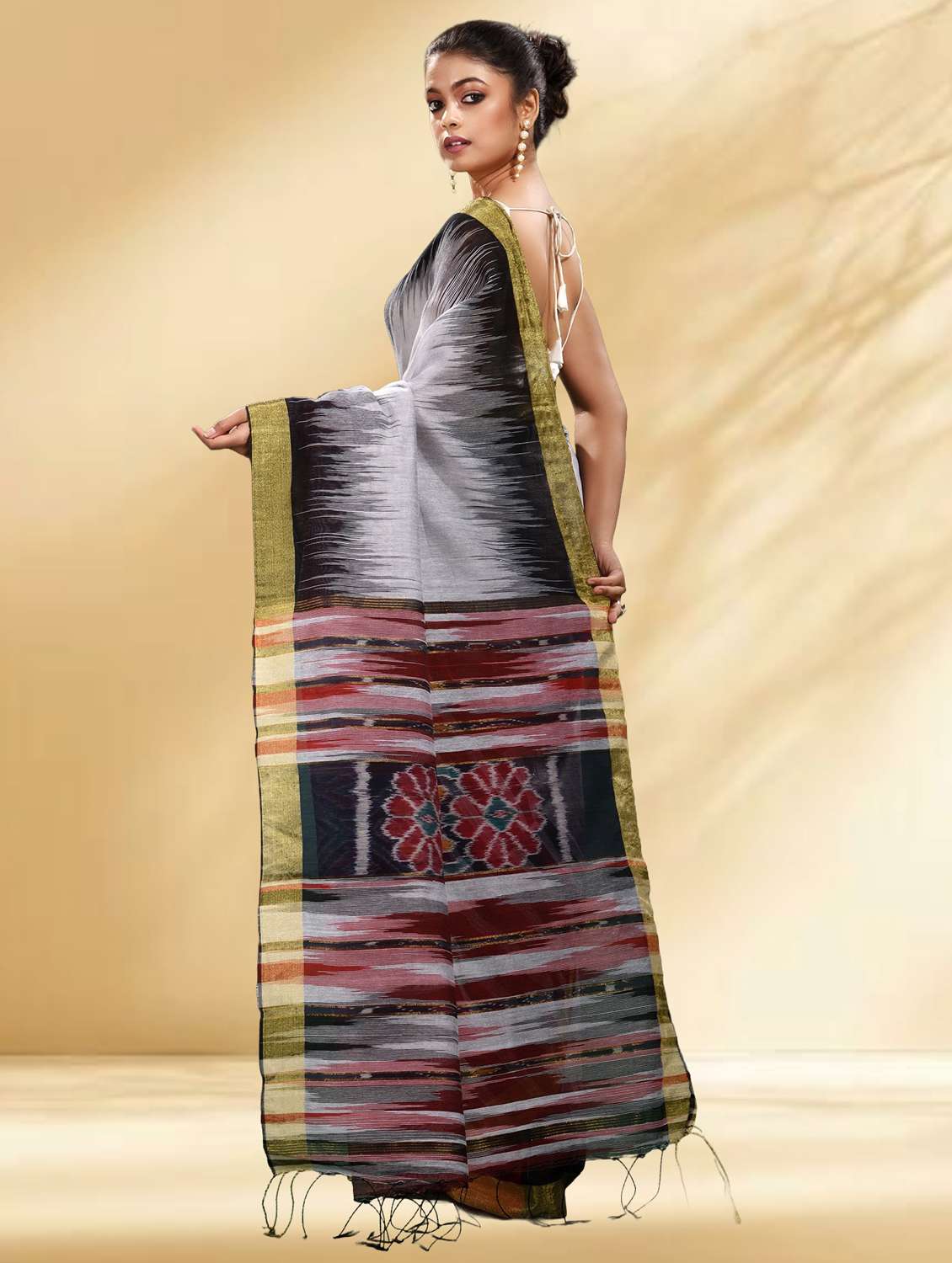 women self design handloom saree with blouse - 22079323 -  Standard Image - 4