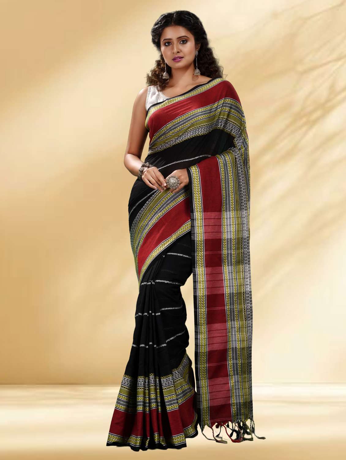 women self design handloom saree with blouse