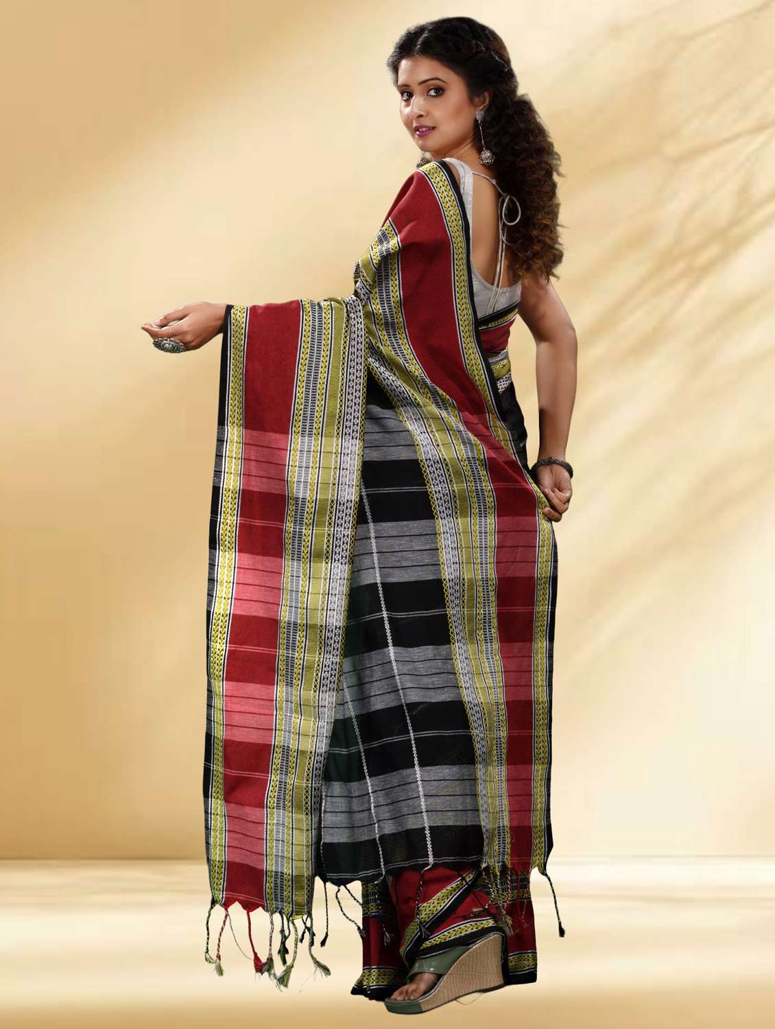 women self design handloom saree with blouse - 22079324 - Standard Image - 4