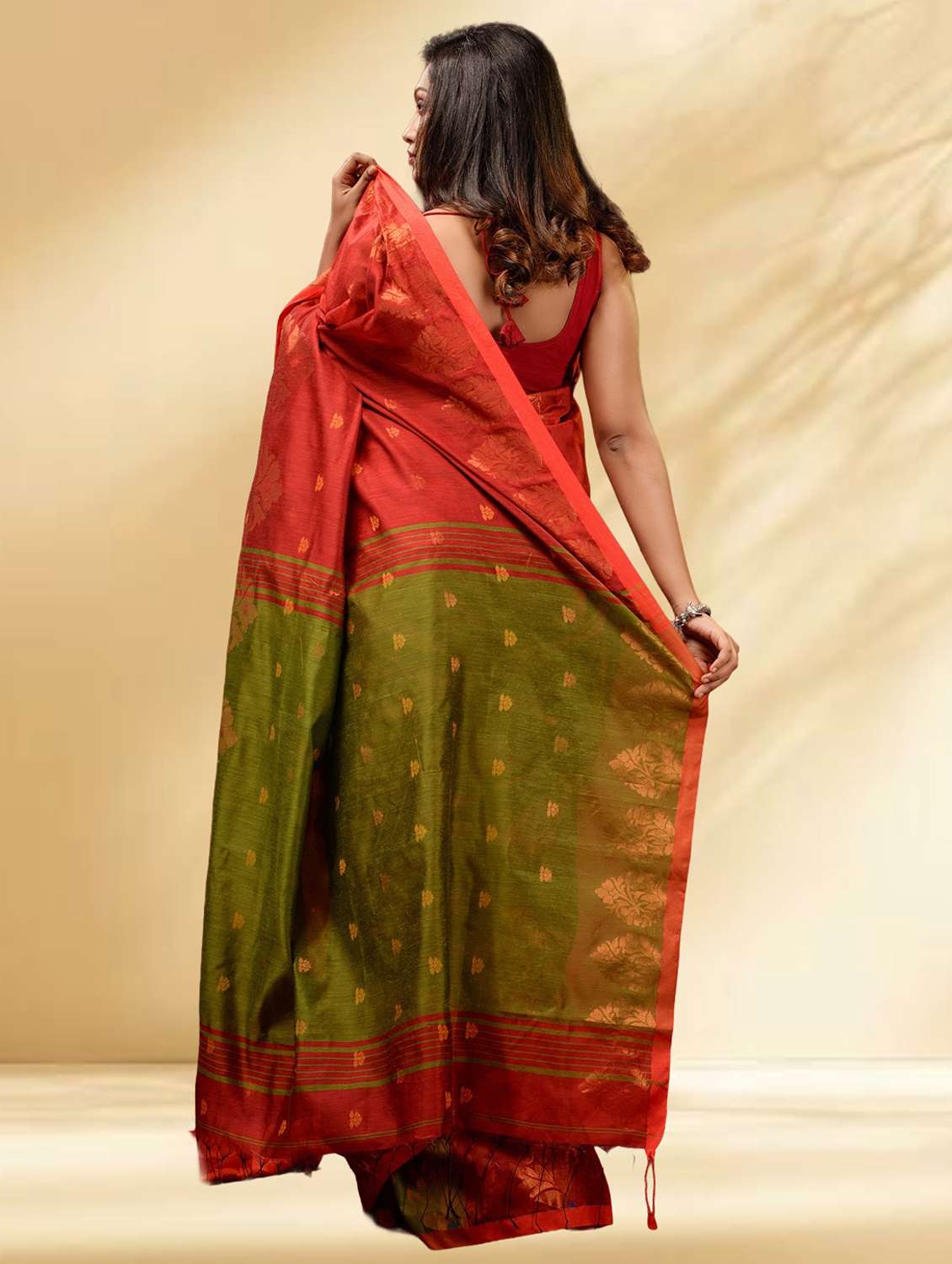 women self design handloom saree with blouse - 22079349 -  Standard Image - 4