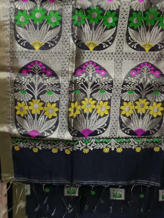 women self design handloom saree with blouse - 22079376 -  Standard Image - 4