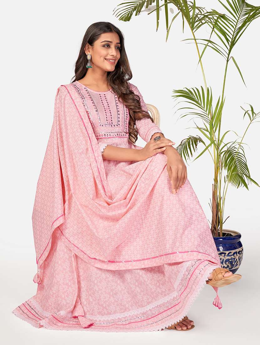 women three quarter sleeve kurta pant with dupatta set - 22080561 - Standard Image - 4