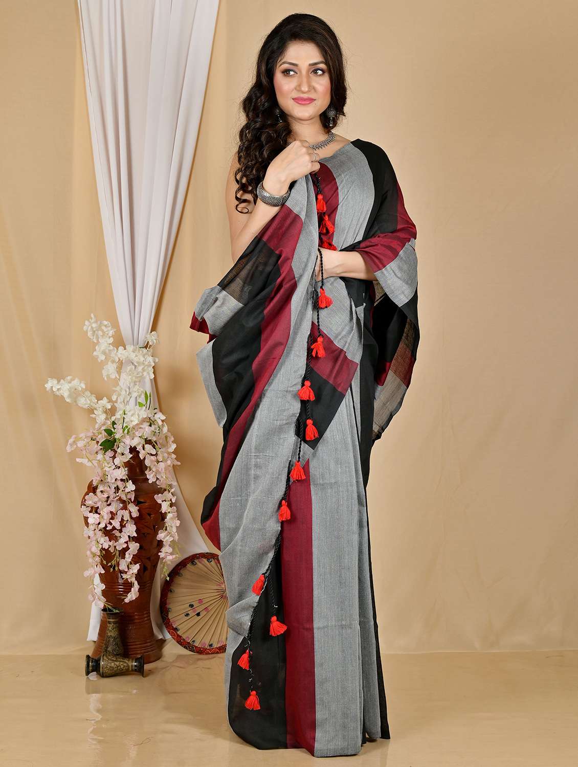 women striped handloom saree with blouse - 22081611 -  Standard Image - 1