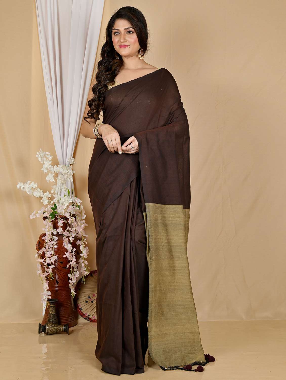 women solid handloom saree with blouse