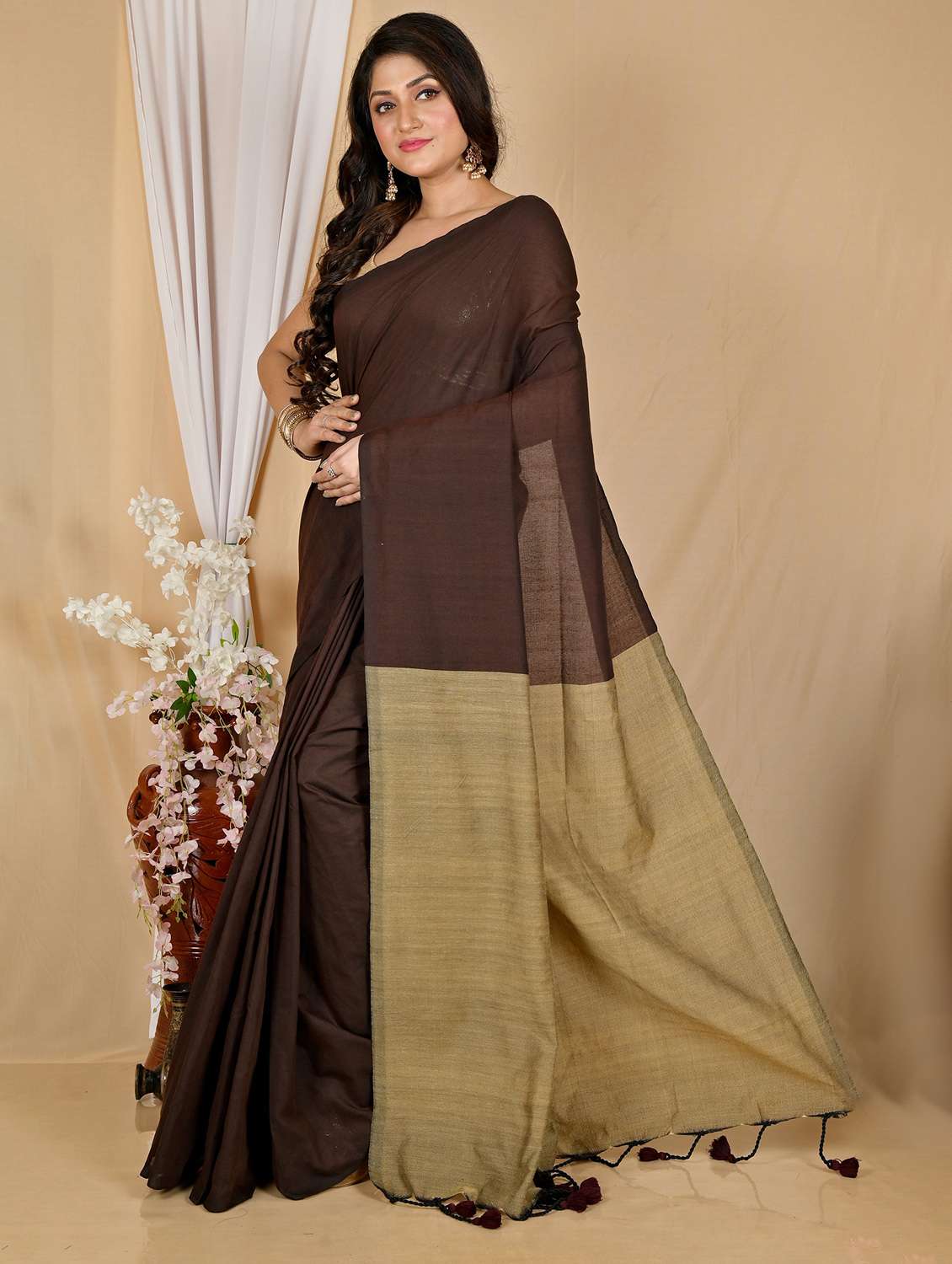 women solid handloom saree with blouse - 22081658 -  Standard Image - 1