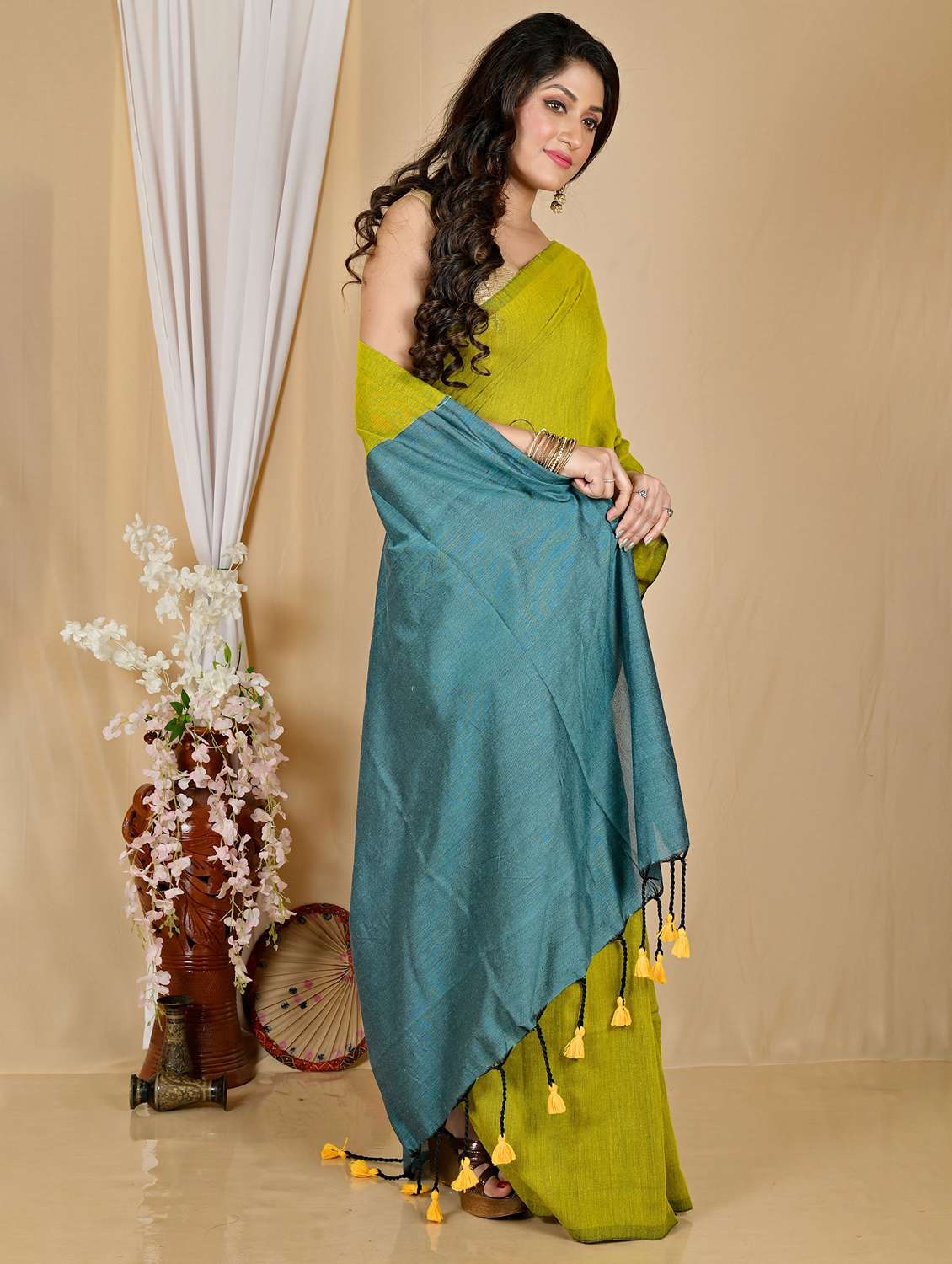 women solid handloom saree with blouse - 22081659 -  Standard Image - 1