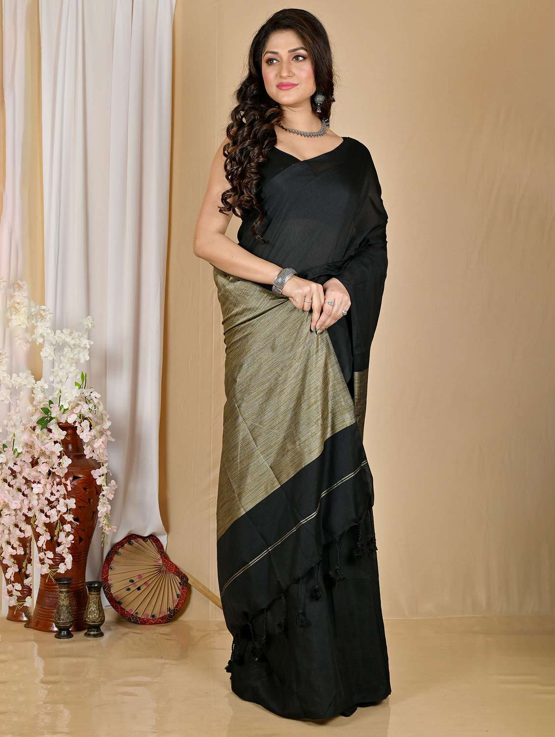 women solid handloom saree with blouse - 22081710 -  Standard Image - 1