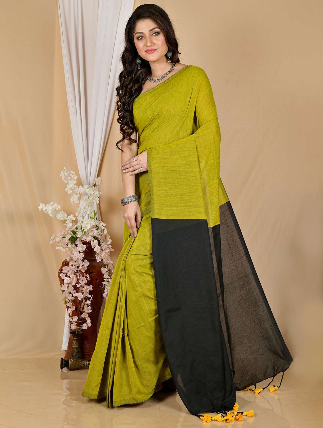 women solid handloom saree with blouse - 22081778 -  Standard Image - 1