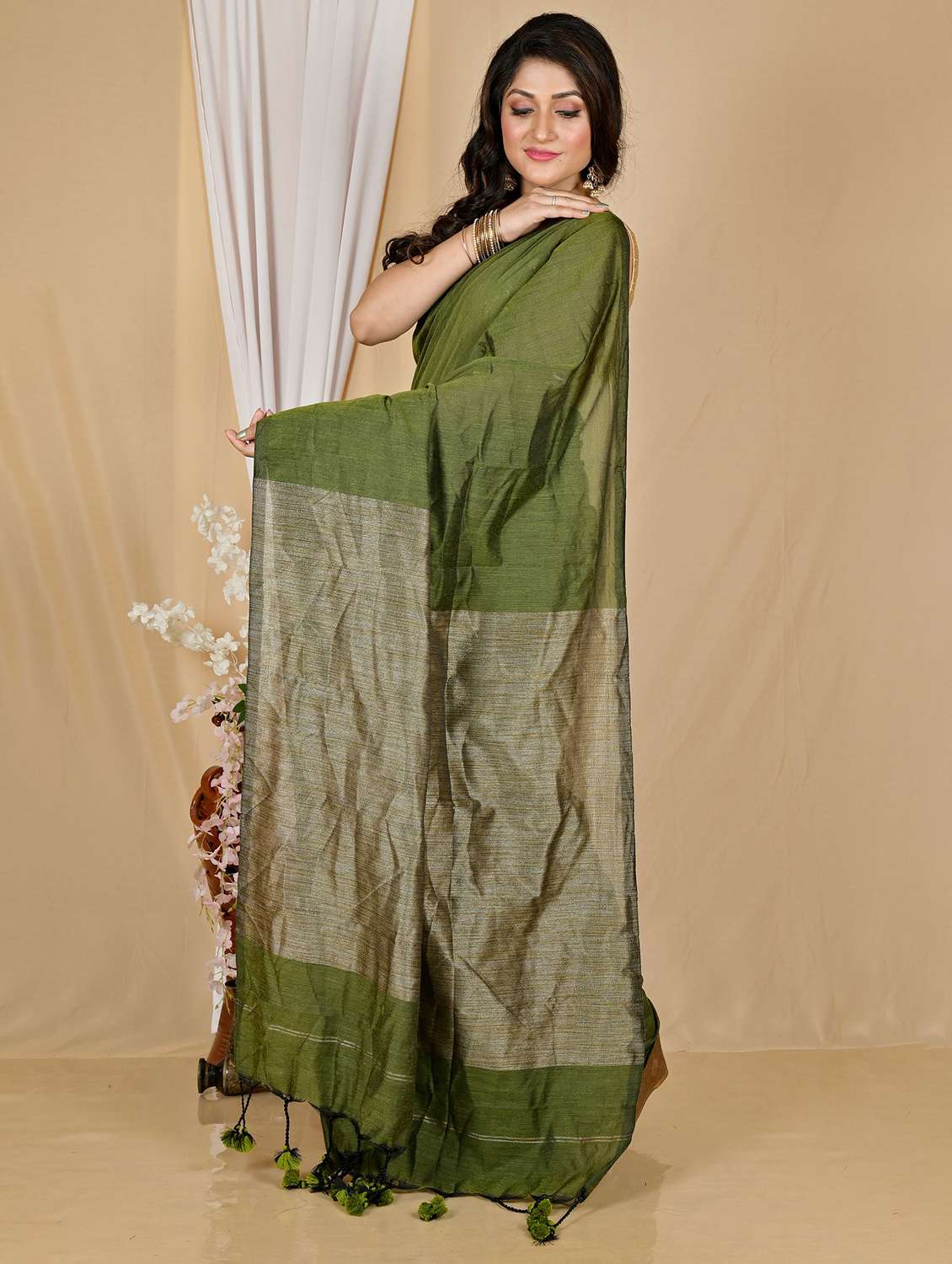 women solid handloom saree with blouse - 22081784 -  Standard Image - 1