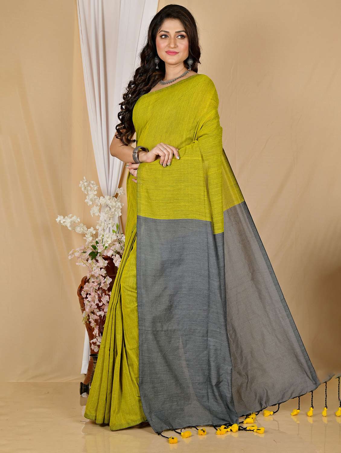 women solid handloom saree with blouse - 22081791 -  Standard Image - 1
