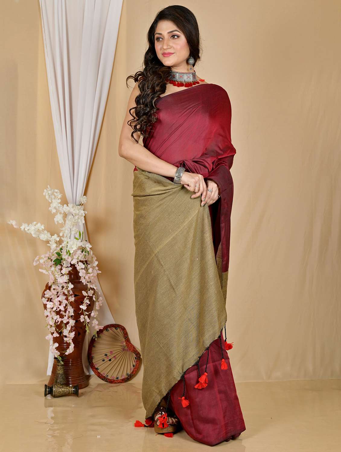 women solid handloom saree with blouse - 22081792 -  Standard Image - 1