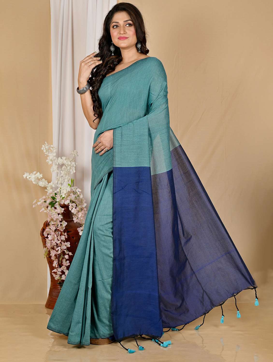 women solid handloom saree with blouse - 22081807 -  Standard Image - 1