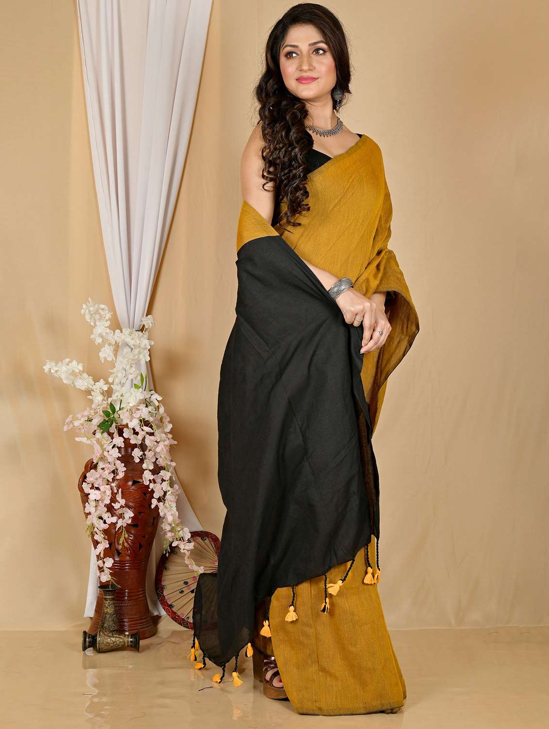 women solid handloom saree with blouse - 22081810 -  Standard Image - 1