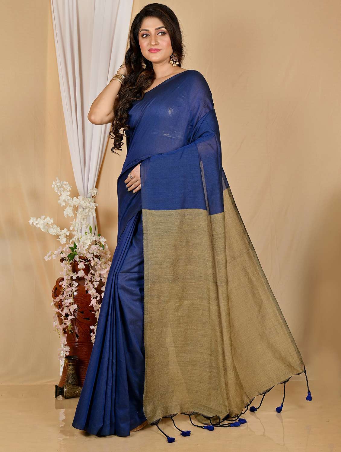 women solid handloom saree with blouse - 22081851 -  Standard Image - 1
