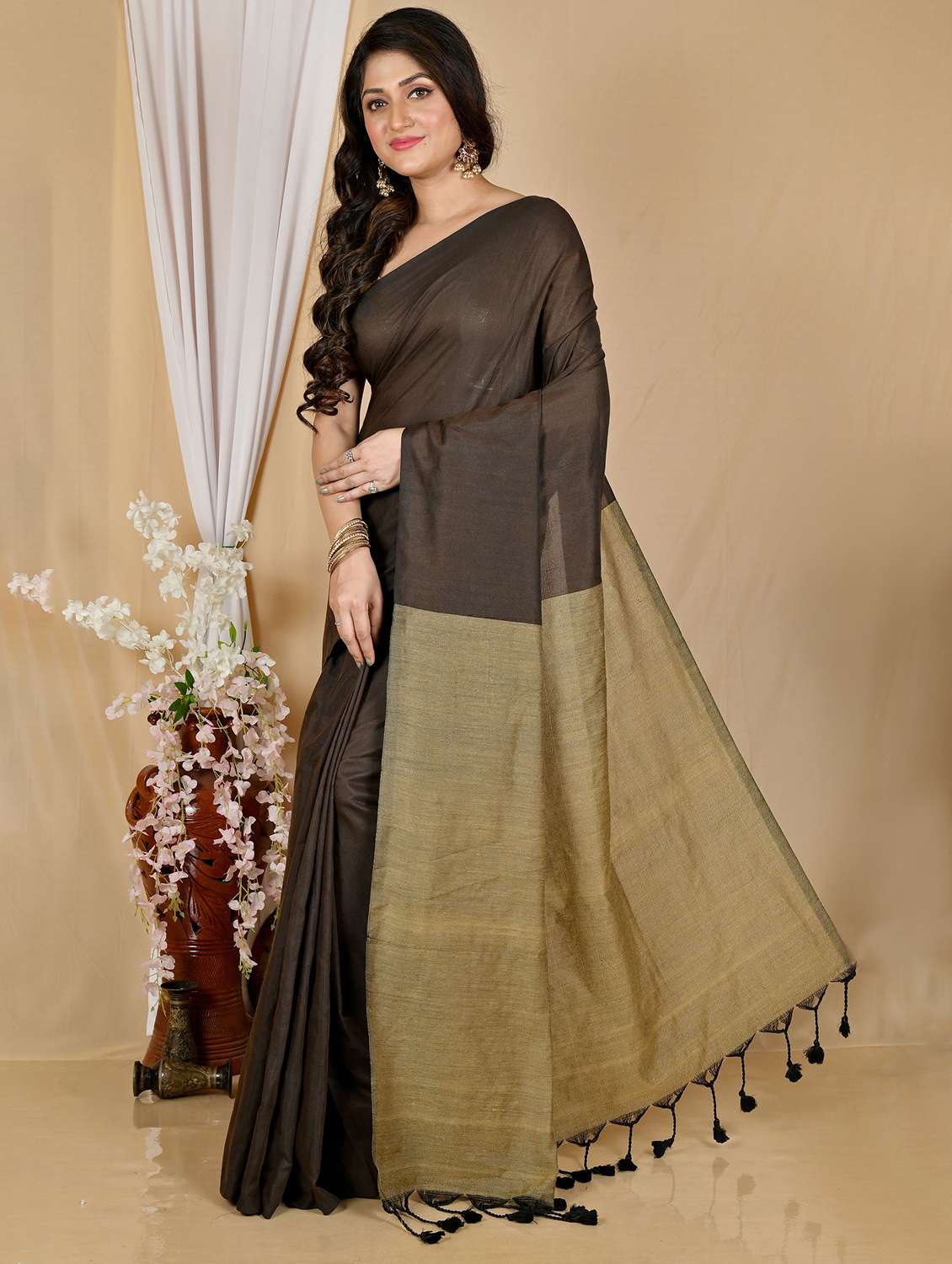women solid handloom saree with blouse - 22081854 -  Standard Image - 1