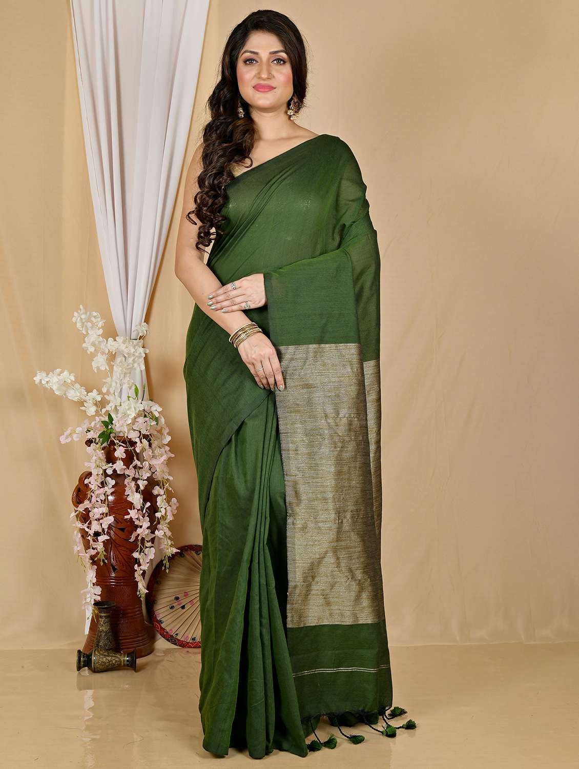 women solid handloom saree with blouse