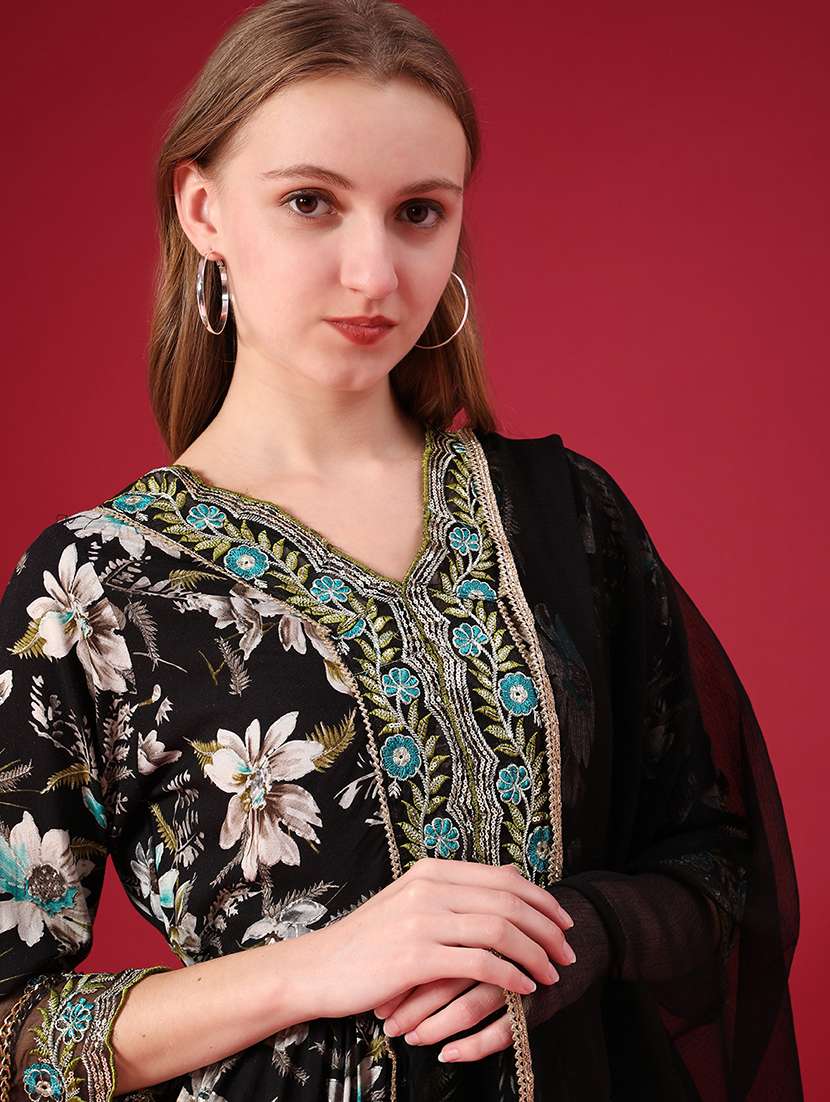 women three quarter sleeve kurta and pant with dupatta - 22082136 -  Standard Image - 4