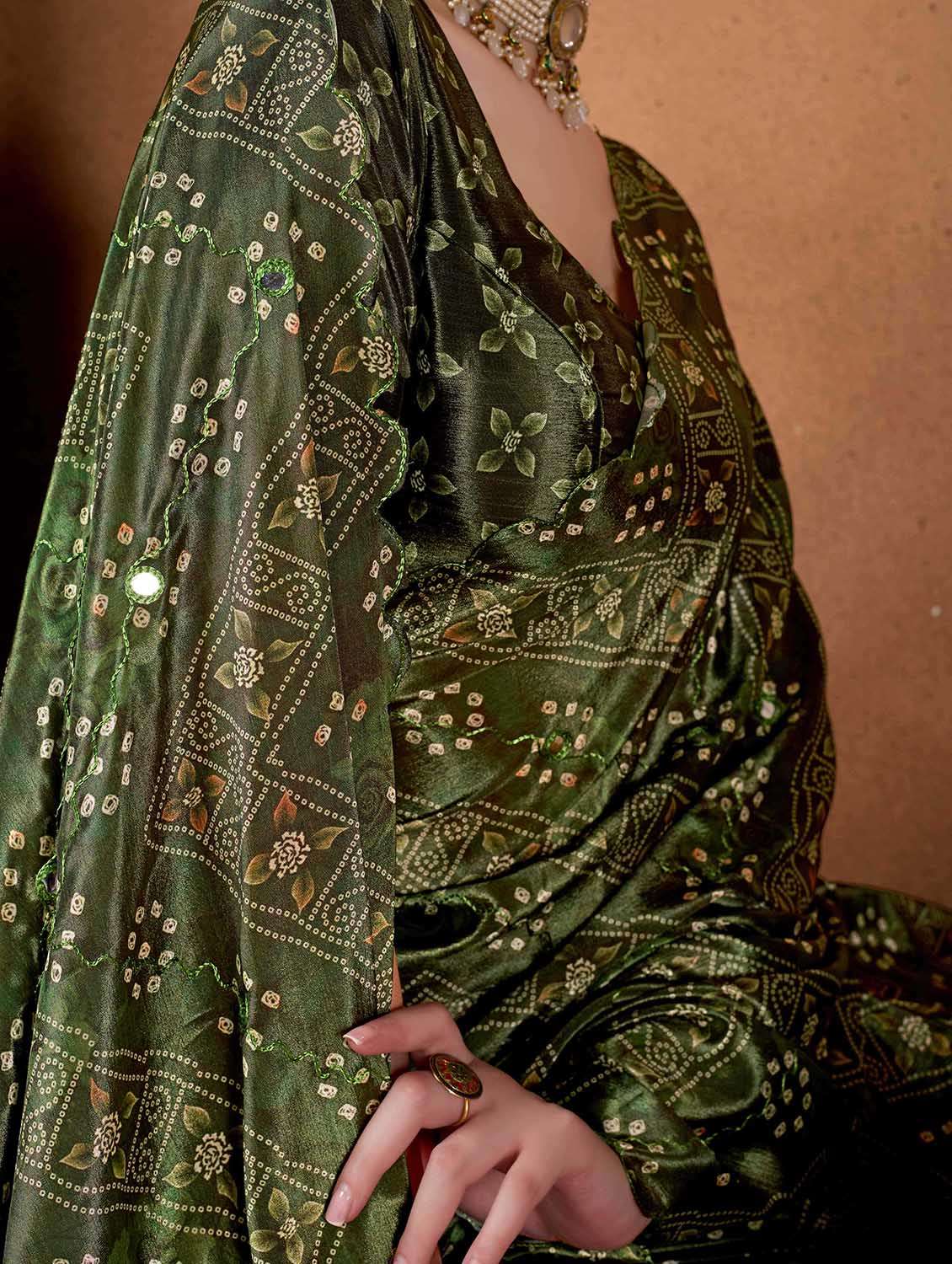women printed casual wear saree with blouse - 22083001 - Standard Image - 4