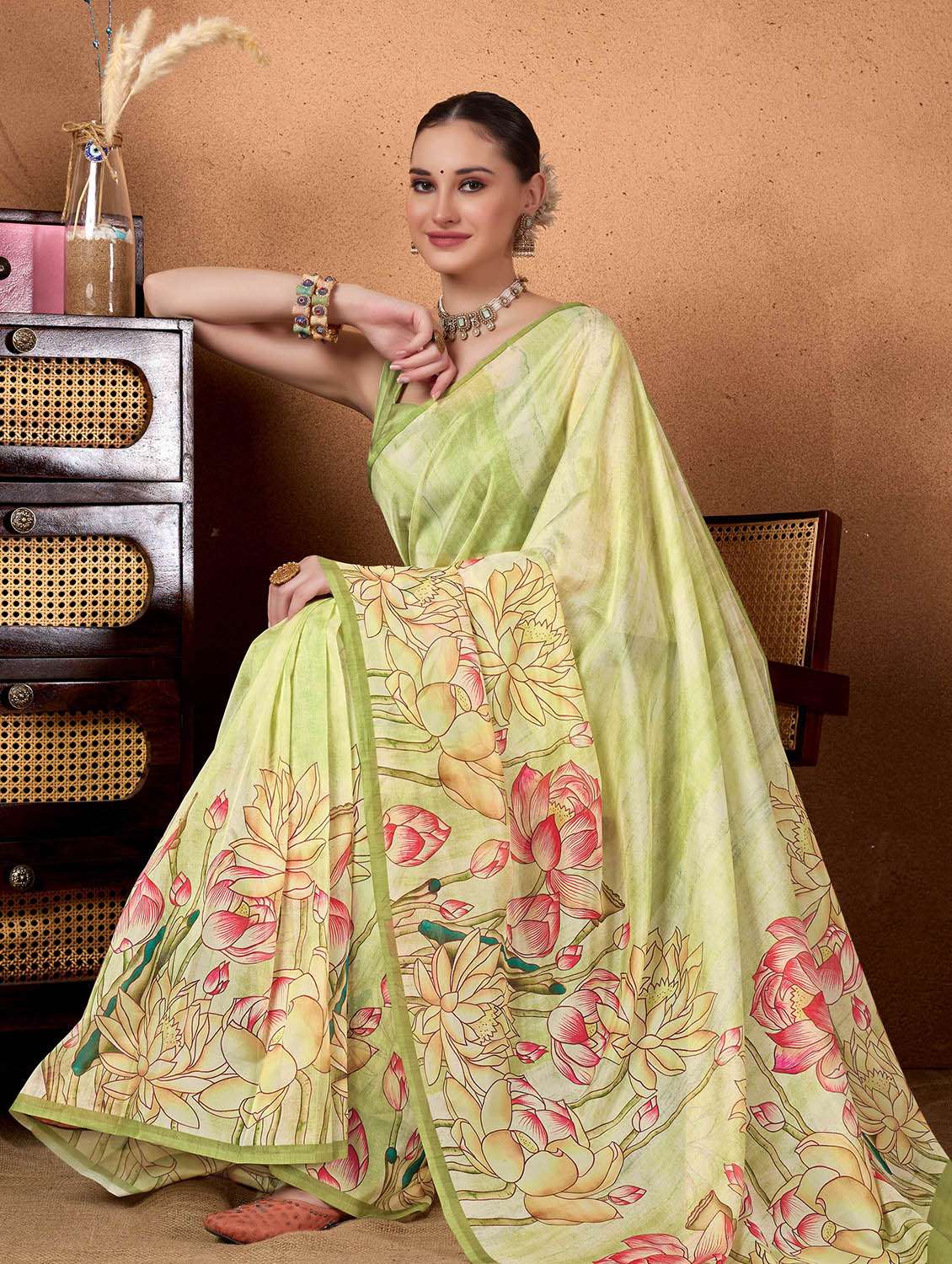 women floral printed saree with blouse - 22083018 - Standard Image - 1