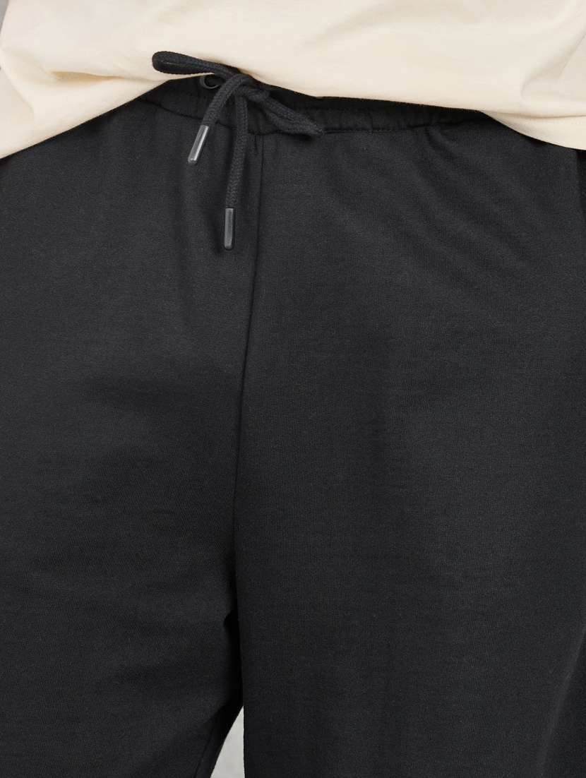 men solid mid rise three - fourth shorts - 22083332 - Standard Image - 4