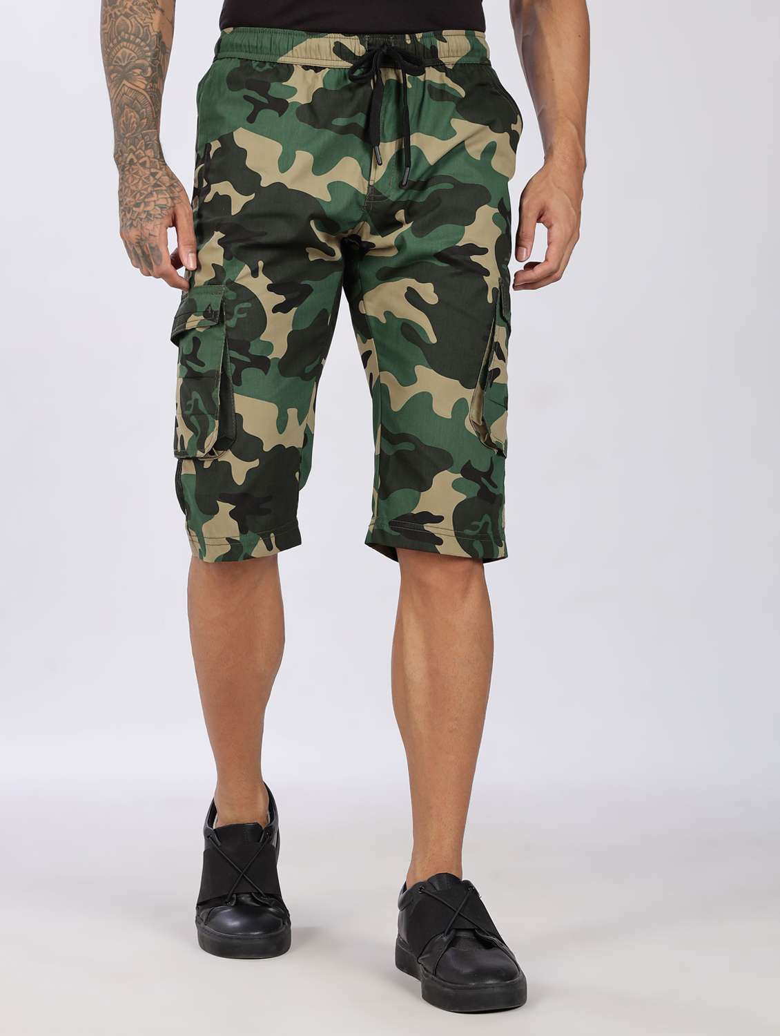 men camouflage mid rise regular fit three fourth cargo shorts