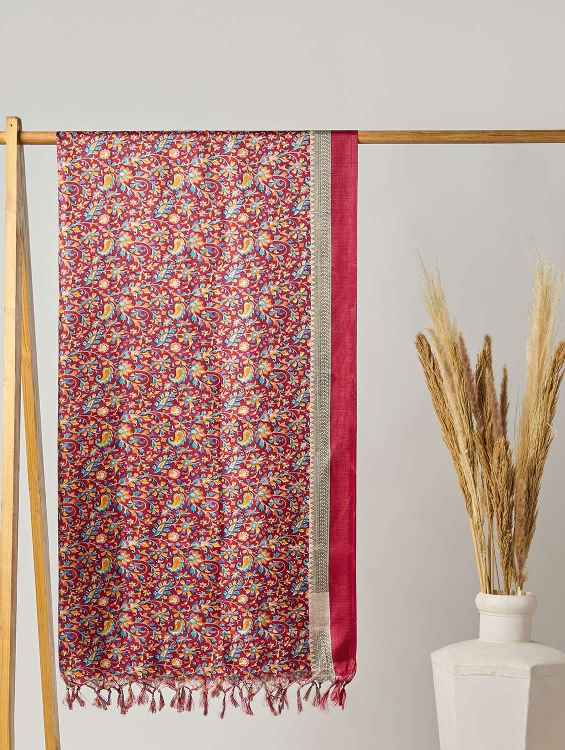 globus women red floral print silk tasselled border dupatta