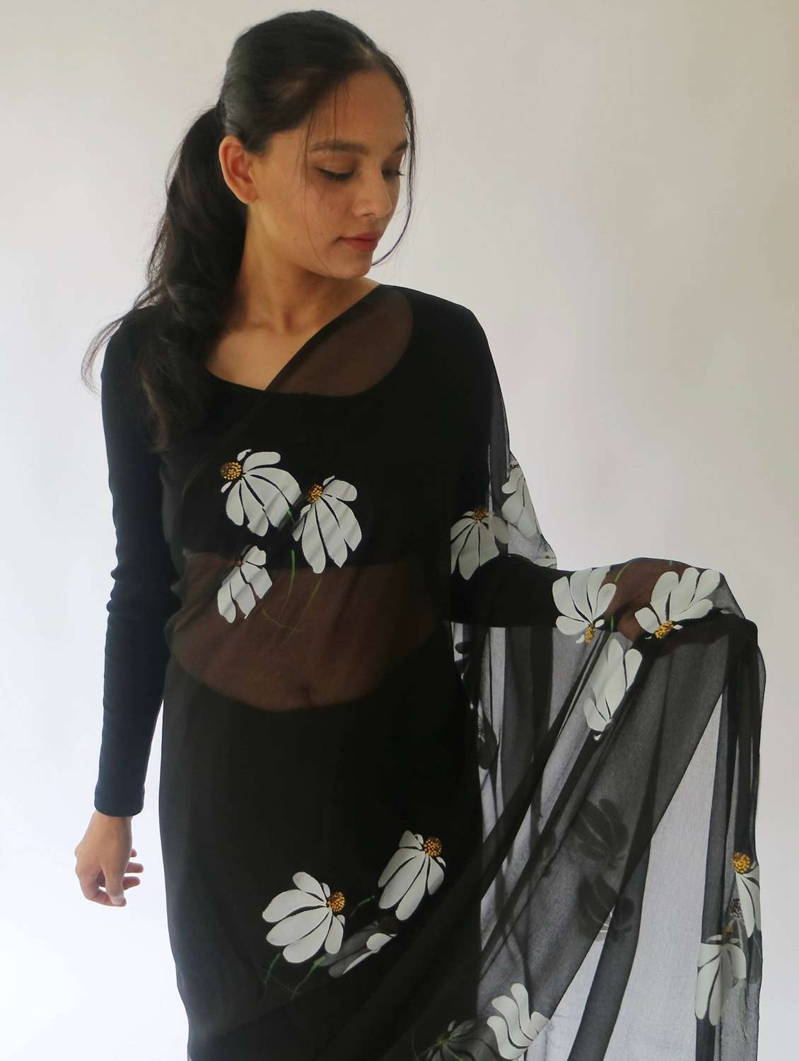 women floral printed saree with blouse - 22085847 - Standard Image - 4