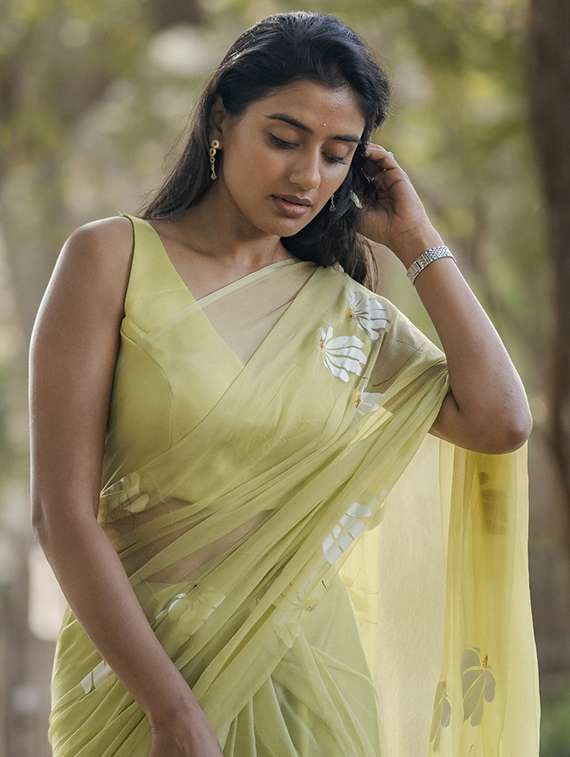 women floral printed saree with blouse - 22085849 -  Standard Image - 4