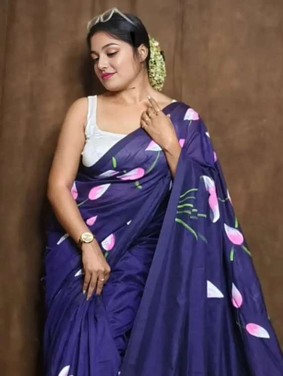women floral printed saree with blouse - 22085859 -  Standard Image - 4