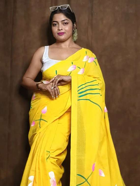 women floral printed saree with blouse - 22085866 -  Standard Image - 1