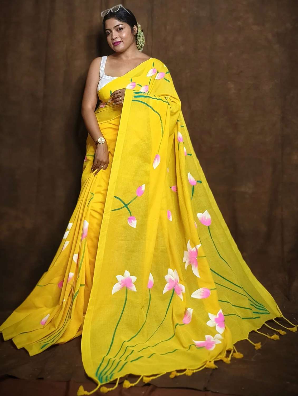 women floral printed saree with blouse - 22085866 - Standard Image - 4