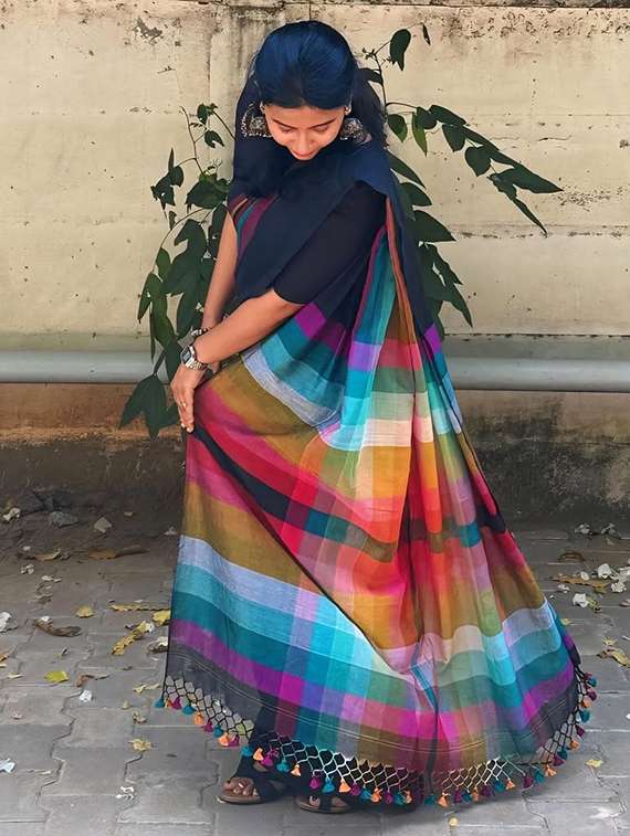 women striped printed saree with blouse - 22085867 - Standard Image - 4