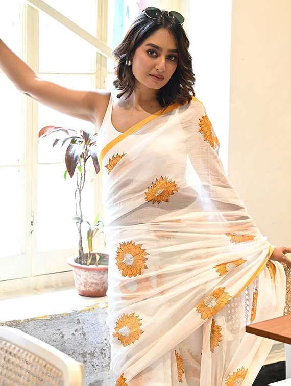 women floral printed saree with blouse - 22085871 - Standard Image - 4