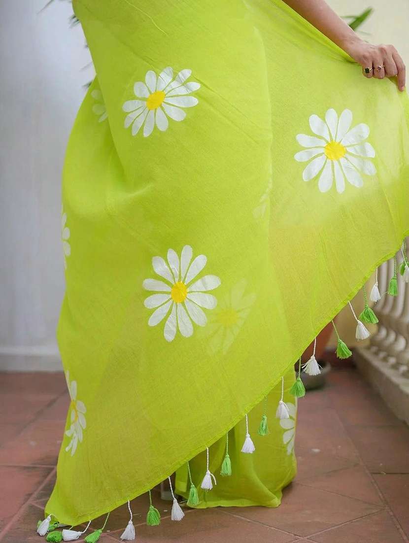 women floral printed saree with blouse - 22085884 -  Standard Image - 4