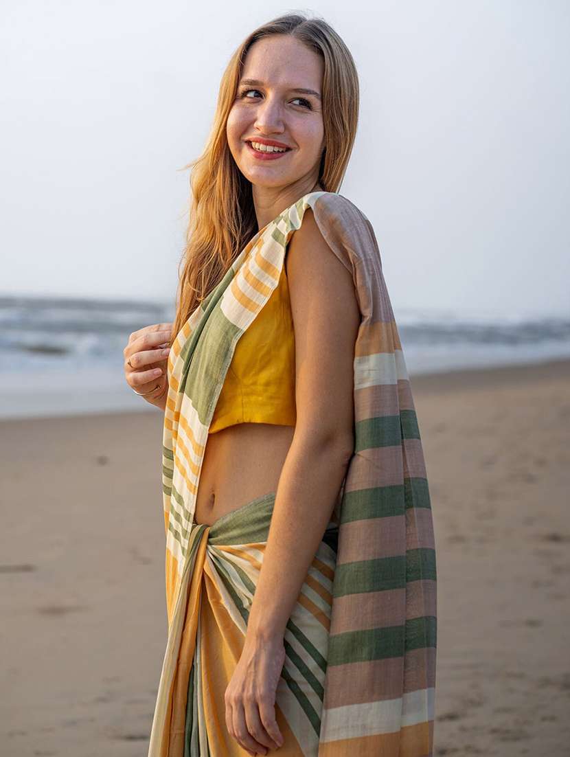 women striped printed saree with blouse - 22085933 - Standard Image - 4