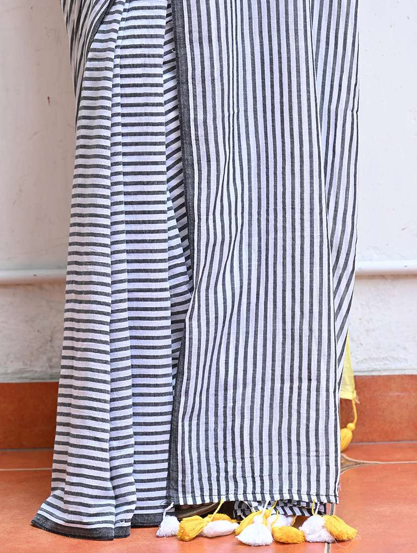 women striped printed saree with blouse - 22085935 - Standard Image - 4