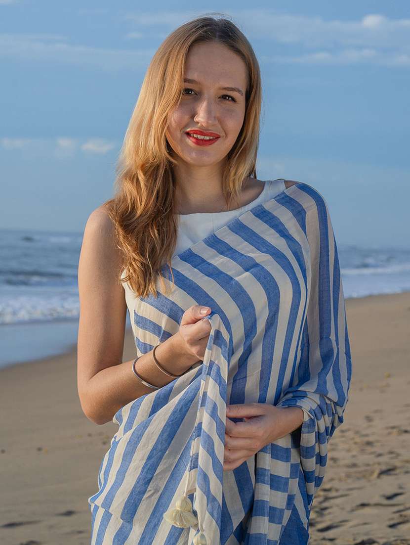 women striped printed saree with blouse - 22085936 - Standard Image - 4